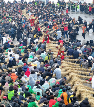 Traditional tug-of-war game