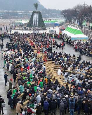 Traditional tug-of-war game