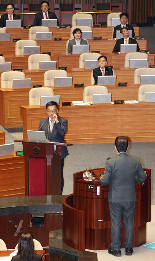 Acting president at parliamentary session