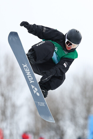 Kim Geon-hui wins gold in snowboard halfpipe at Winter Asiad