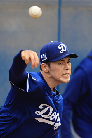 Roki Sasaki at MLB spring training