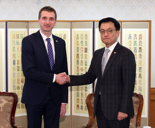 Acting president meets Czech industry minister