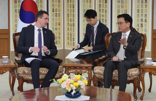 Acting president meets Czech industry minister