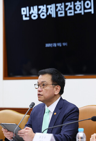 Acting president at meeting on improving people's livelihoods