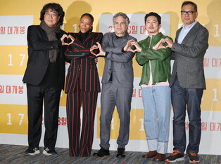Press Conference Photos of Bong Joon-Ho's 'Mickey 17'