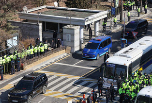 Yoon attends 1st preliminary hearing of criminal trial