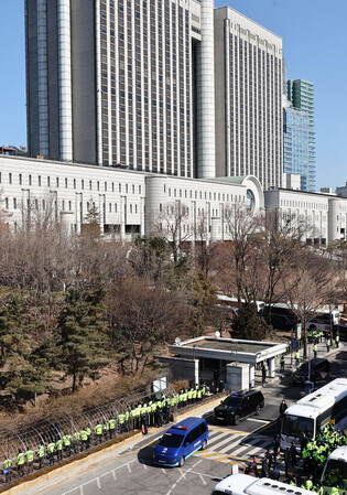 Yoon attends 1st preliminary hearing of criminal trial