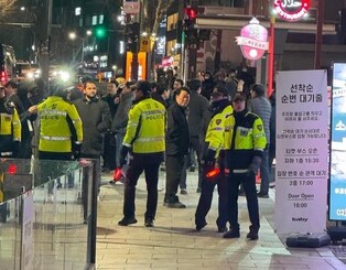 Hundreds evacuate from U.S. singer's Seoul concert after bomb threat: police