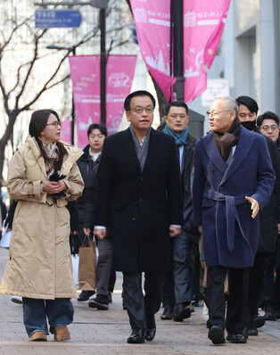 Acting president visits Myeongdong street