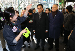Acting president visits Myeongdong street