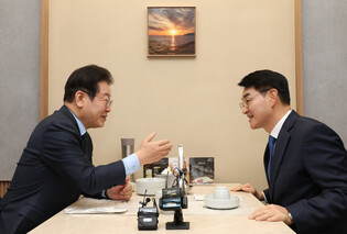 Main opposition party's chief meets ex-lawmaker