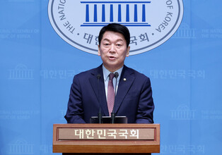 Ahn Cheol-soo at press conference