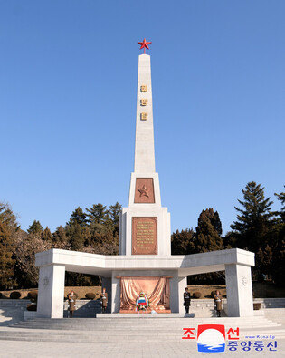 Russian diplomats honor ex-Soviet war dead