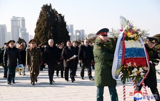 Russian diplomats honor ex-Soviet war dead