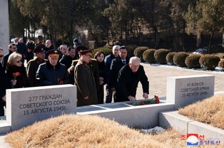 Russian diplomats honor ex-Soviet war dead