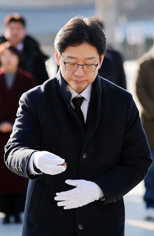 Ex-governor honors late pro-democracy fighters