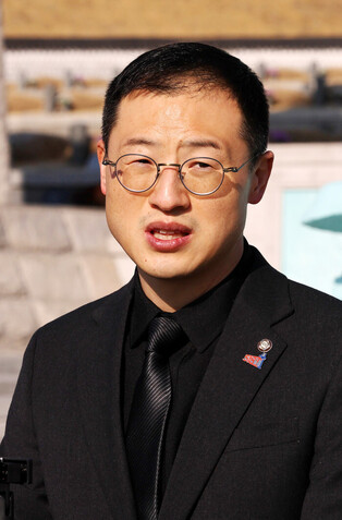 Ruling party lawmaker honors late pro-democracy fighters