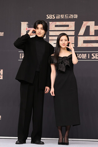 S. Korean actor Park Hyung-sik and actress Hong Hwa-yeon