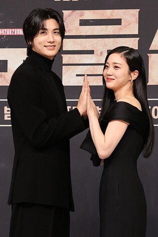 S. Korean actor Park Hyung-sik and actress Hong Hwa-yeon