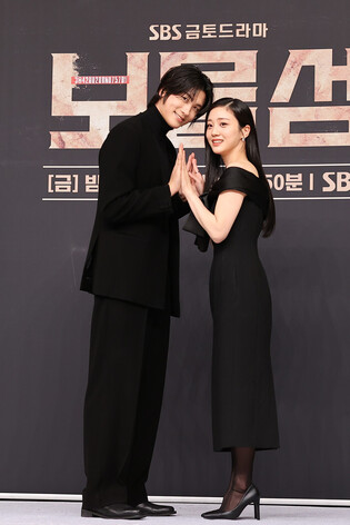 S. Korean actor Park Hyung-sik and actress Hong Hwa-yeon