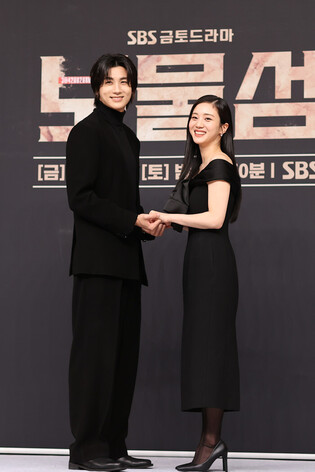 S. Korean actor Park Hyung-sik and actress Hong Hwa-yeon