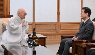 Opposition leader visits Buddhist leader