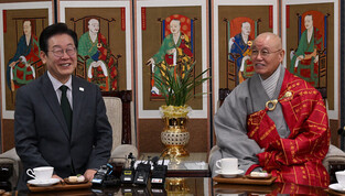 Opposition leader visits Buddhist leader