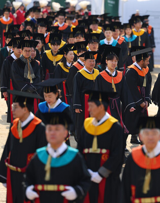 Traditional Korean commencement ceremony