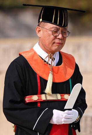 Traditional Korean commencement ceremony