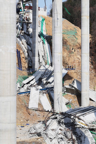 Bridge collapse at highway construction site