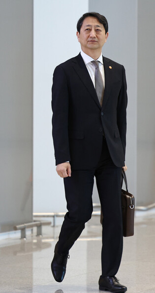 Industry minister leaves for Washington