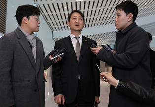 Industry minister leaves for Washington