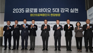 Acting president visits bio cluster