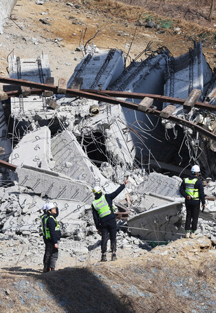Bridge collapse at highway construction site