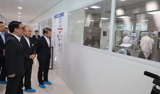 Acting president visits bio cluster