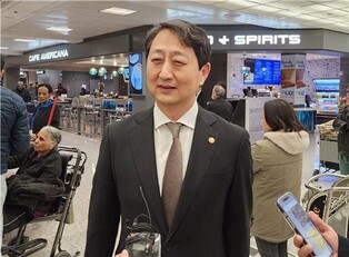 Industry minister arrives in Washington