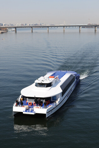Test operation of ferry shuttle service on Han River