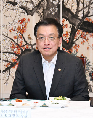 Acting presidents meets experts on U.S. trade issues