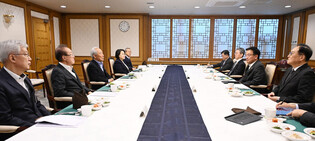 Acting presidents meets experts on U.S. trade issues