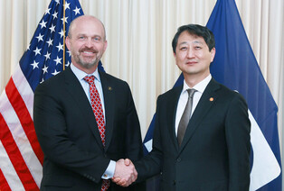 S. Korean industry minister meets chief of U.S. think tank