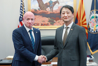 Industry minister meets U.S. Sen. Mark Kelly