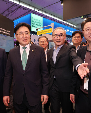 Science minister visits Mobile World Congress