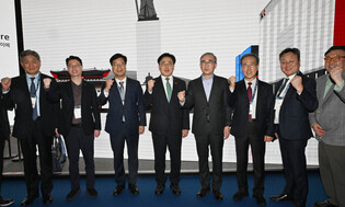 Science minister visits Mobile World Congress