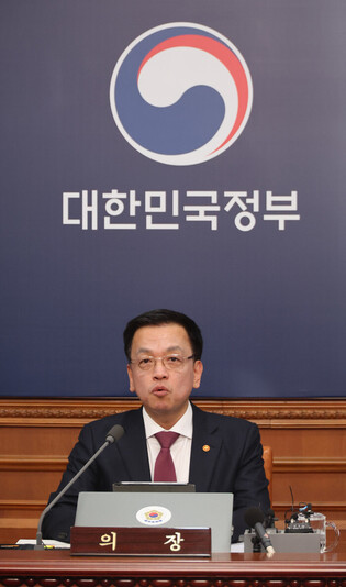 Acting president attends Cabinet meeting