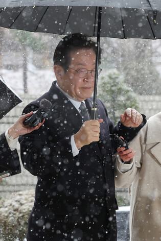 Opposition leader at court