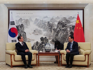 War memorial chief meets Chinese envoy