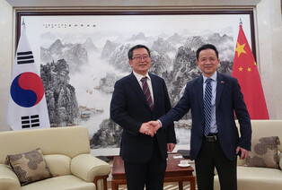 War memorial chief meets Chinese envoy