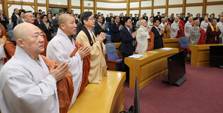 New Year's Buddhist ritual at parliament