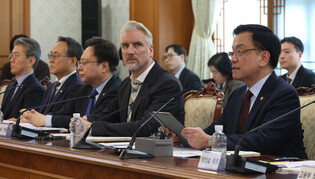 Meeting on policies for foreigners