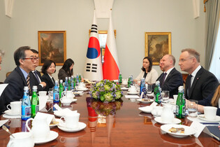 S. Korean FM meets Polish president